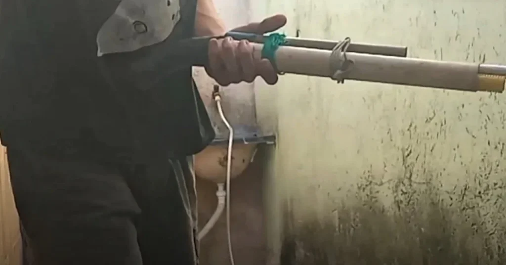 Adolescentes fabricando armas