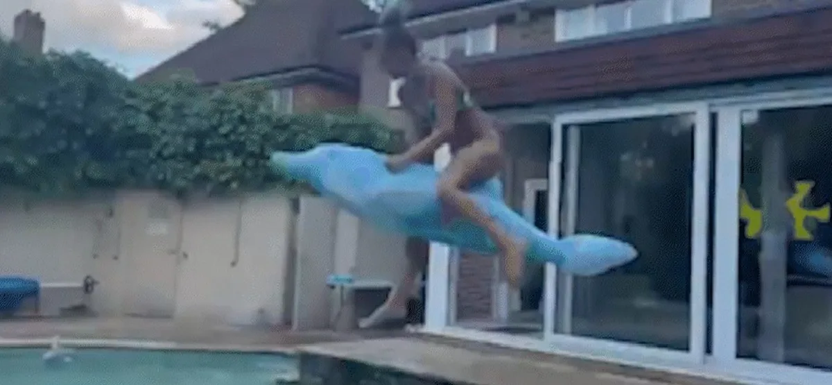 Modelo - telhado - pulou na piscina - Lorna Joyce