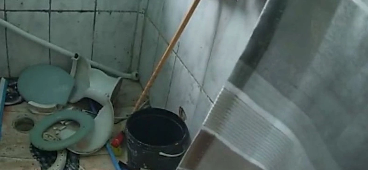 motoboy-Evandro-pelado-no-banheiro