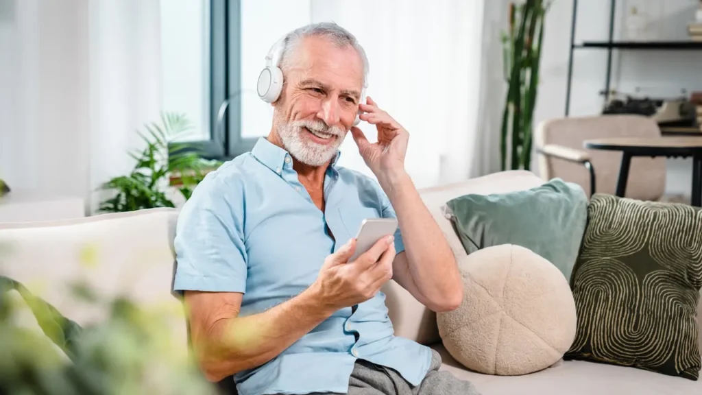 homem idoso ouvindo música
