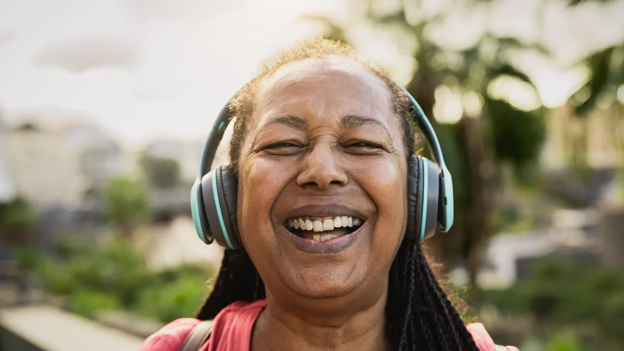 mulher idosa ouvindo música