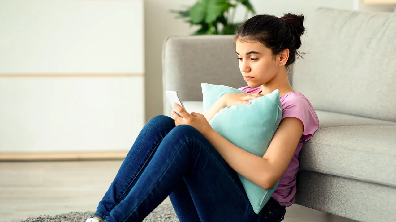 adolescente com celular