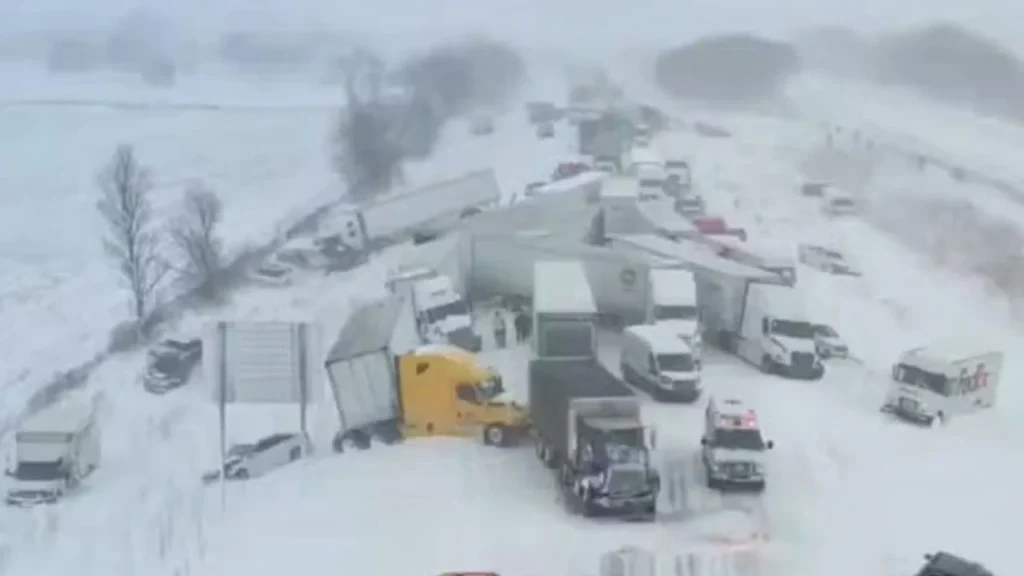 acidente 100 veículos - nevasca EUA