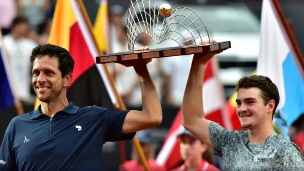 João Fonseca e Marcelo Melo - troféu