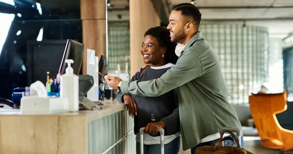 casal chegando hotel