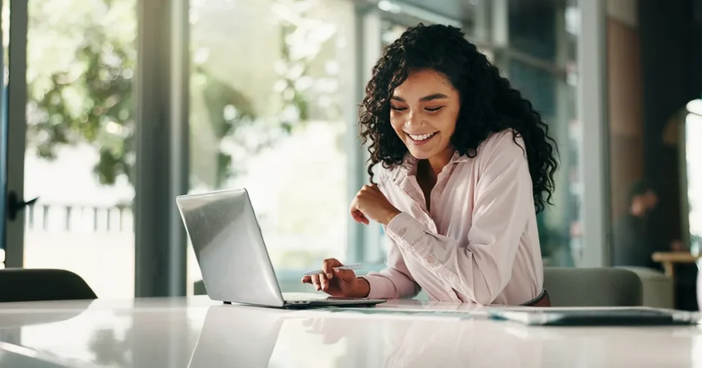 mulher sorrindo - computador