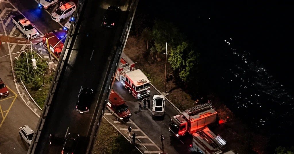 Carro cai em Rio - Avenida do Estado